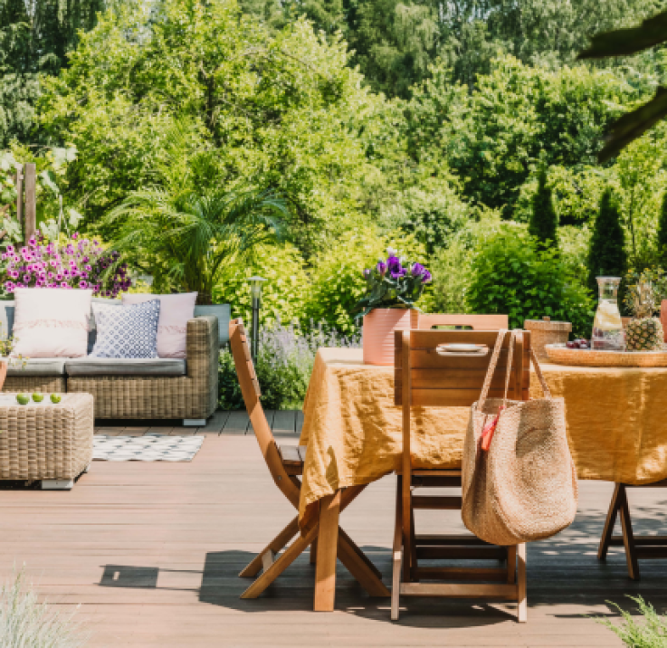 Houten tuinmeubels behandelen